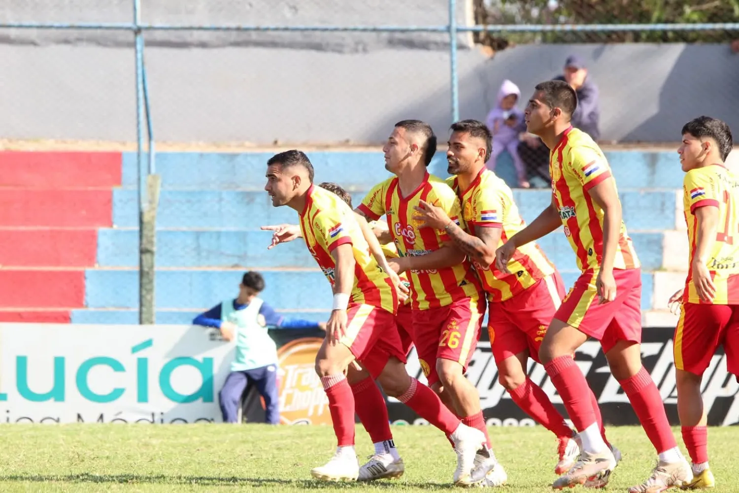 Martin ledesma golea y toma la punta en la B